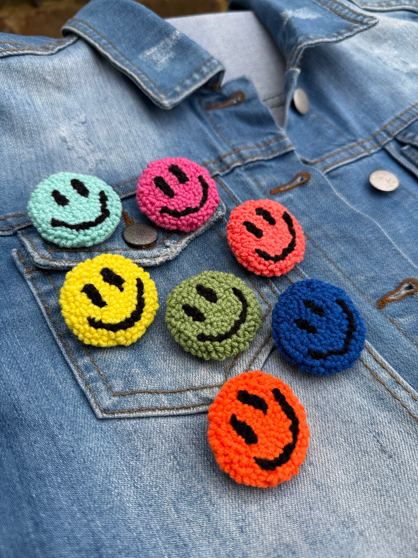 Smiley Face Punch Needle Pin – Handmade, Colorful & Mood-Boosting
