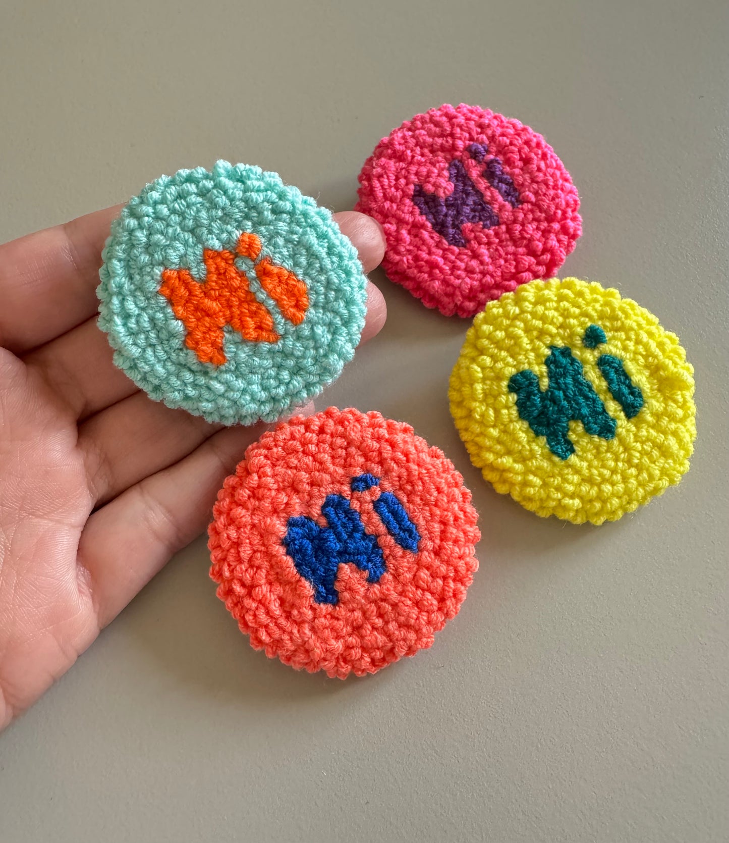 "Hi" Punch Needle Pin – Handmade, Playful & Perfect for Everyday Greetings