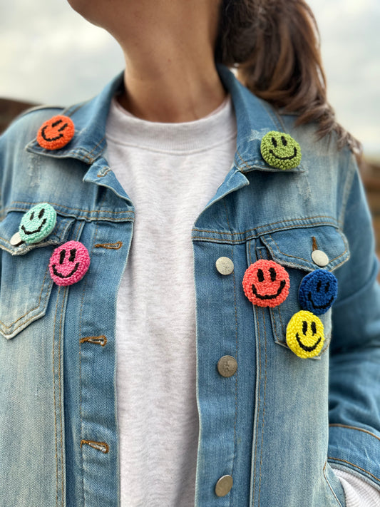 Smiley Face Punch Needle Pin – Handmade, Colorful & Mood-Boosting